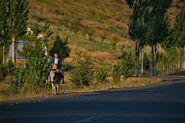 Açlıktan Öleceğim Tacikistan Ağustos 2019 Pamir Otoyolu Boyunca Eşeğe Binen — Stok fotoğraf