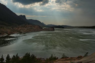 Doğu Kazakistan. Bayanaul dağlarının çevresinde biri Toraigyr Gölü olmak üzere üç güzel göl vardır..