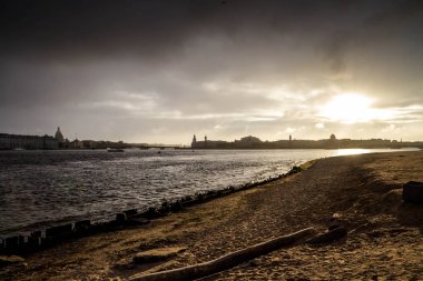 Neva Nehri üzerinde dam penceresi