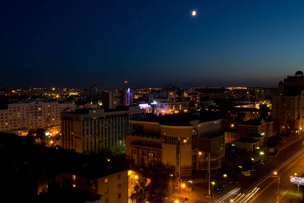 Ночной город освещается — стоковое фото