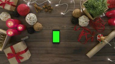 Üstten Görünüm Smartphone Noel hediyeleri kullanarak