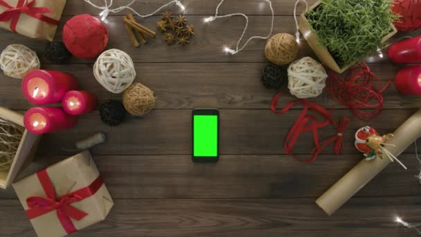 Ansicht von oben mit Smartphone-Weihnachtsgeschenken — Stockvideo