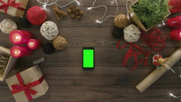 Bovenaanzicht met Smartphone Kerstcadeaus — Stockvideo