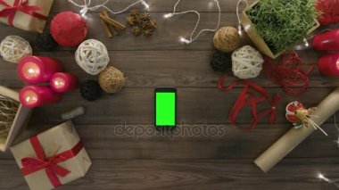 Üstten Görünüm Smartphone Noel hediyeleri kullanarak