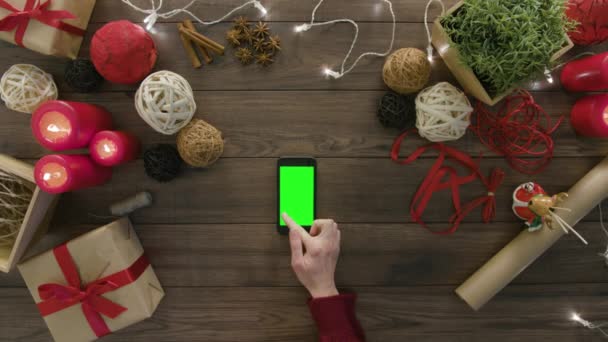 Top View Usando Smartphone Regalos de Navidad — Vídeo de stock