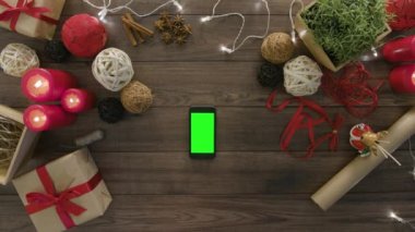 Üstten Görünüm Smartphone Noel hediyeleri kullanarak