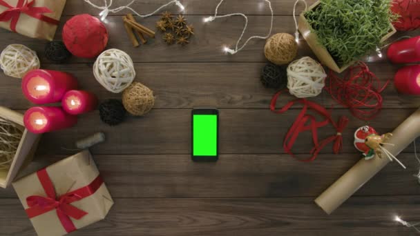 Visão superior usando presentes de Natal Smartphone — Vídeo de Stock