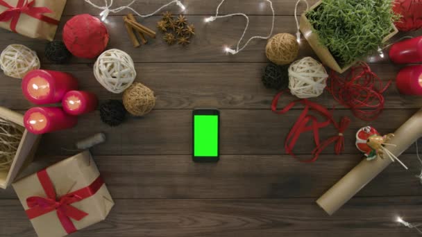 Ansicht von oben mit Smartphone-Weihnachtsgeschenken — Stockvideo