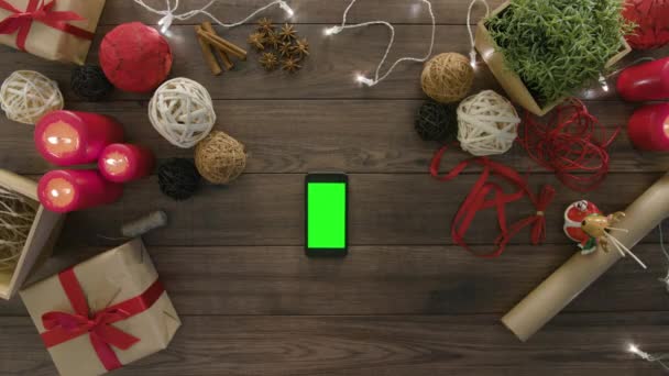 Bovenaanzicht met Smartphone Kerstcadeaus — Stockvideo