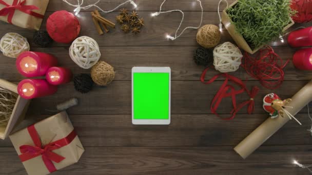 Szemközti nézet segítségével a digitális tábla karácsonyi ajándékok — Stock videók