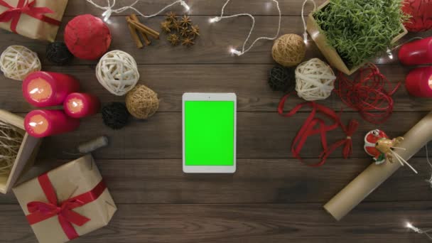 Bovenaanzicht met behulp van digitale Tablet Kerstcadeaus — Stockvideo