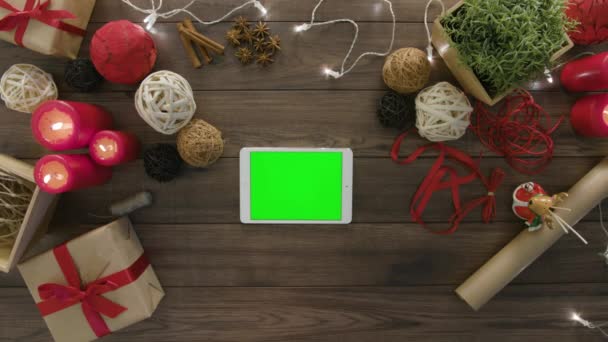 Ansicht von oben mit digitalen Tablet-Weihnachtsgeschenken — Stockvideo