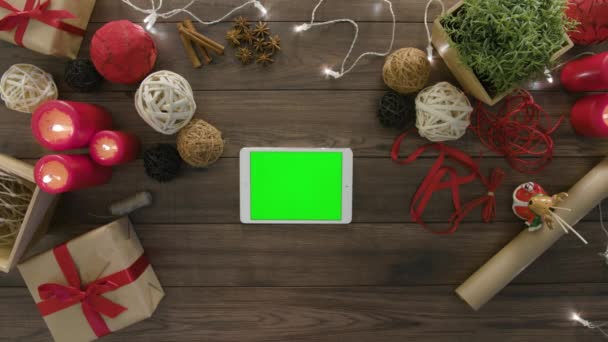 Top View Usar la tableta digital Regalos de Navidad — Vídeos de Stock