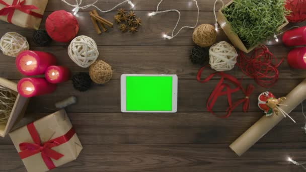 Ansicht von oben mit digitalen Tablet-Weihnachtsgeschenken — Stockvideo