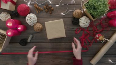 Üstten Görünüm eller kravat Bow Noel hediyeleri