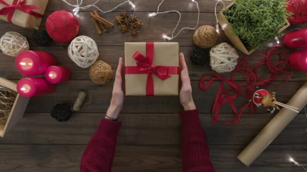 Hände, die Weihnachtsgeschenke in der Hand halten — Stockvideo