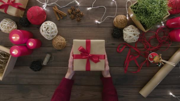 Bovenaanzicht handen met kerstcadeaus — Stockvideo