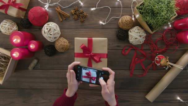 Top View Mãos Usar Smartphone Natal — Vídeo de Stock