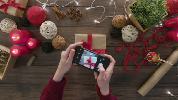 Manos de vista superior Uso de Smartphone Navidad — Vídeos de Stock