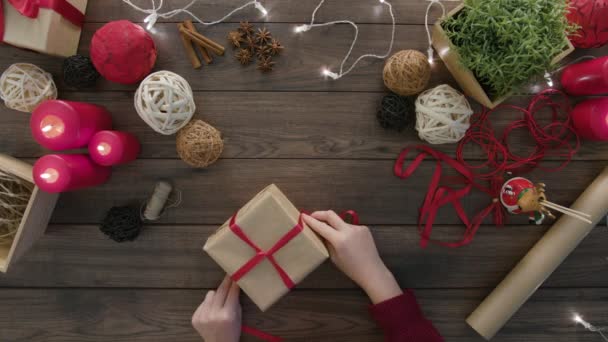 Top View Mãos Amarrar um Arco Presentes de Natal — Vídeo de Stock