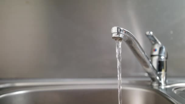 Água que corre de uma torneira — Vídeo de Stock