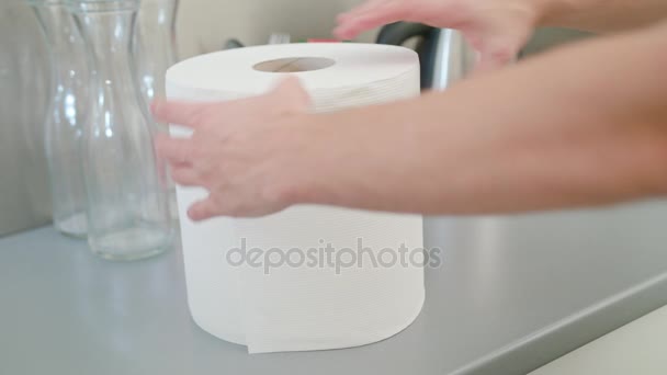 Een Hand een stukje wit papier handdoek scheuren — Stockvideo