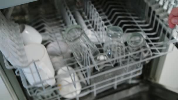 Чистые стаканы и чашки в посудомоечной машине — стоковое видео