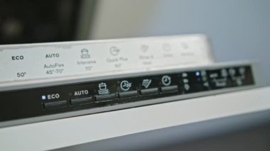 Düğmesini Kapalı bulaşık makinesi üzerinde iterek parmak