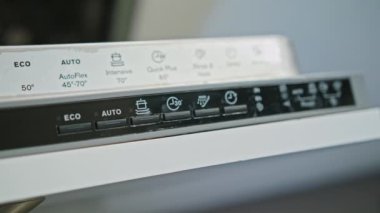 Düğmesini Kapalı bulaşık makinesi üzerinde iterek parmak