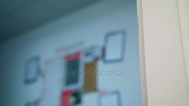 A Mans el bir kapıyı kapatma