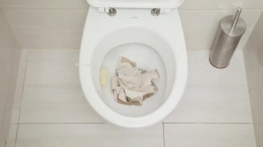 Flushing tuvalet. Tuvalet kase içine süzülmüş su