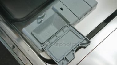 Tablet bulaşık makinesi koyarak