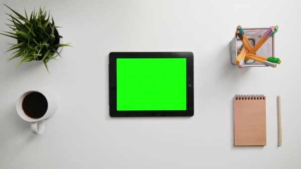 Bir parmak tomar yeşil dokunmatik ekranda — Stok video