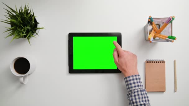 Een vinger schuiven op de groene Touchscreen — Stockvideo