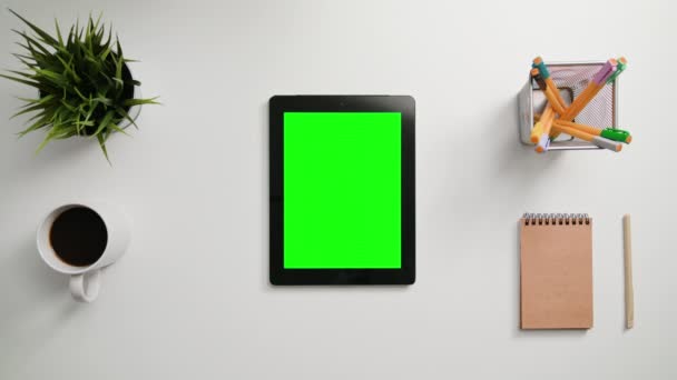 Un dito che scorre sul touchscreen verde — Video Stock