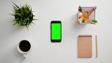 Bir Smartphone dokunmadan bir parmak