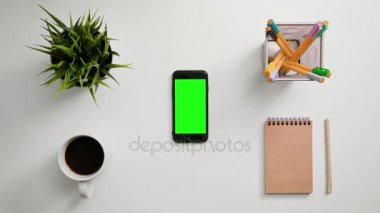 Bir parmak tomar üstünde Smartphone