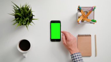 Bir parmak tomar üstünde Smartphone