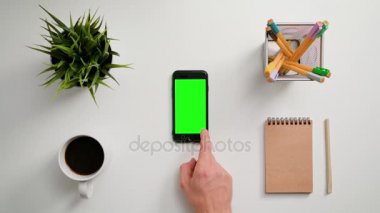 Bir parmak tomar üstünde Smartphone