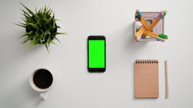 Bir parmak tomar üstünde Smartphone