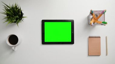 Bir parmak tomar yeşil dokunmatik ekranda