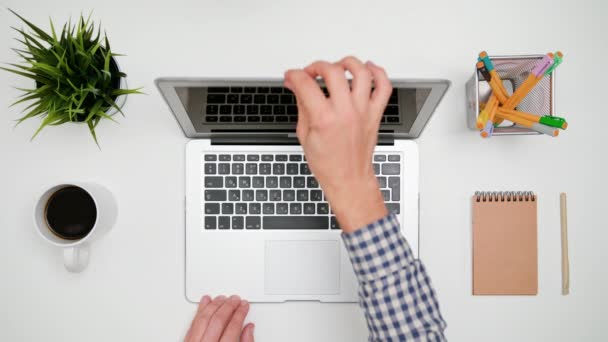 Ein Mann tippt mit den Händen auf dem Laptop — Stockvideo
