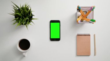 Bir parmak tomar üstünde Smartphone