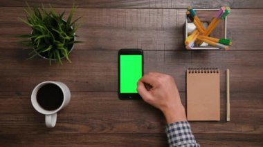 Bir parmak tomar üstünde Smartphone