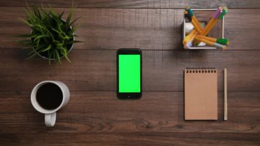 Bir parmak tomar üstünde Smartphone