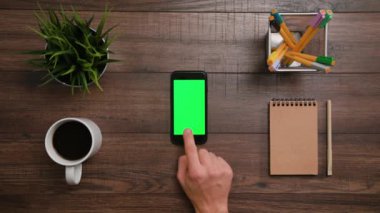 Bir parmak tomar üstünde Smartphone