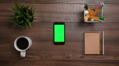 Bir parmak tomar üstünde Smartphone