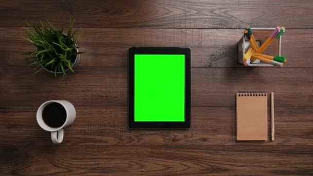 Un dito che scorre sul touchscreen verde — Video Stock