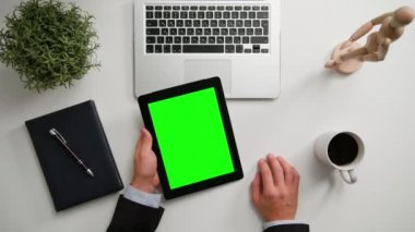 Bir adamın bir i-Pad ile yeşil bir ekran Holding eller