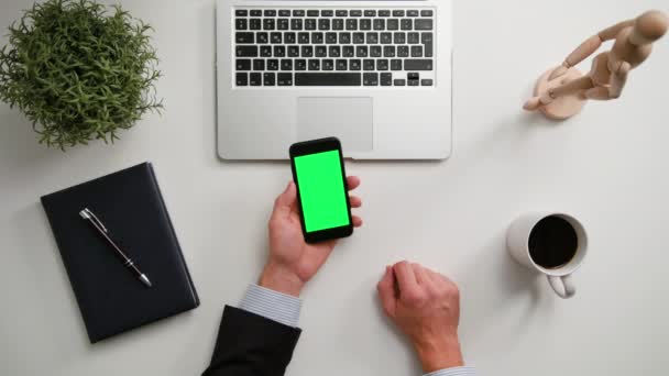 A Mans Hands Holding un telefono con uno schermo verde — Video Stock